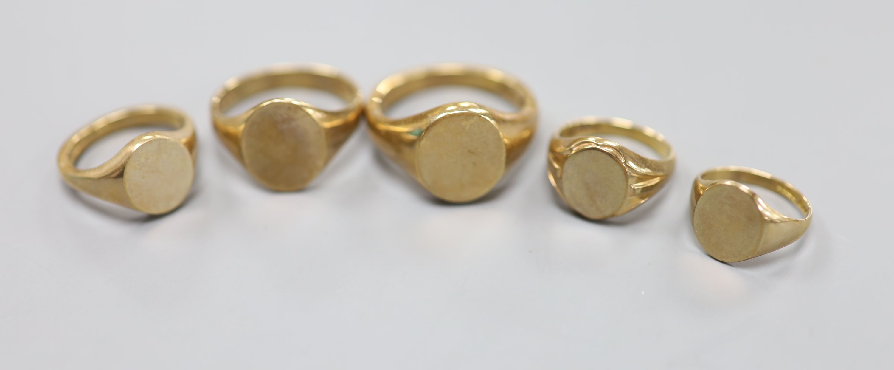 Five assorted 9ct gold signet rings, largest size V/W